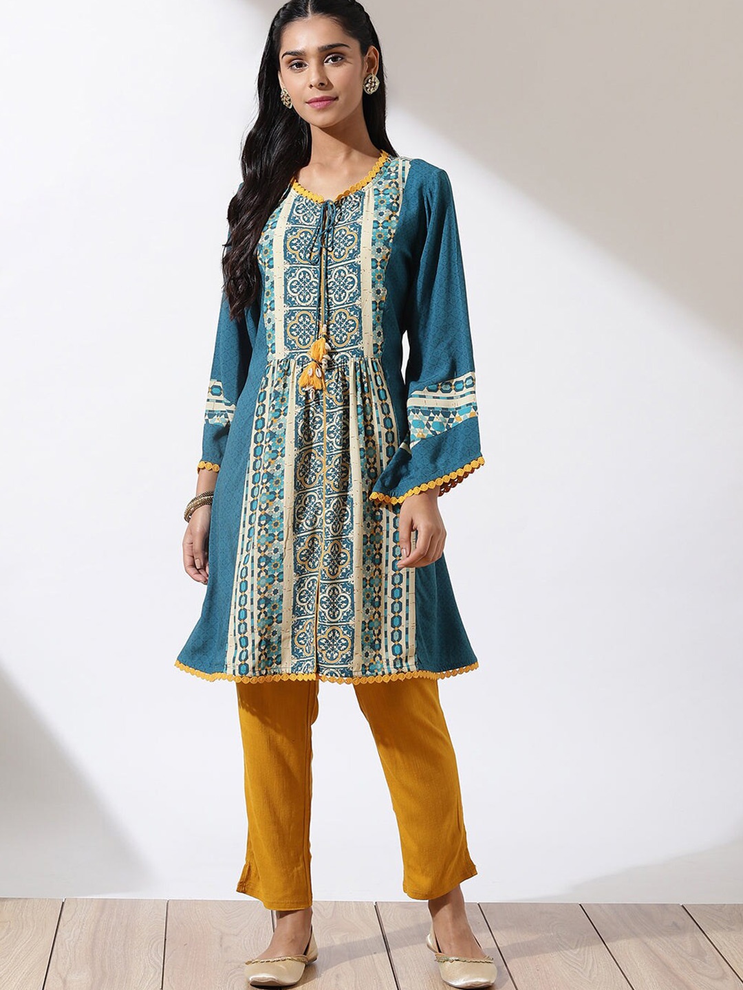 

Lakshita Blue Floral Printed Kurti