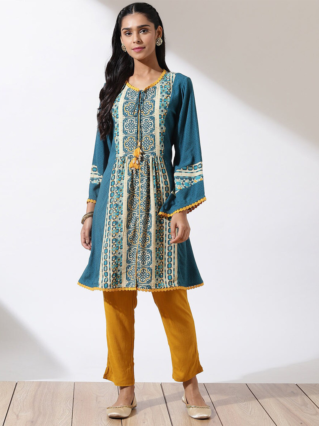 

Lakshita Blue & Beige Floral Printed Kurti