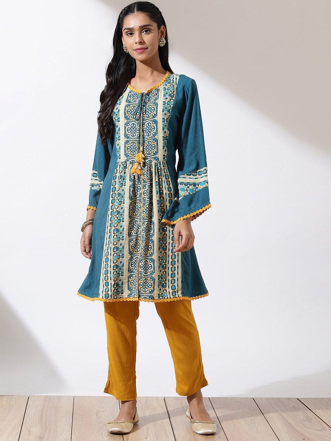 

Lakshita Blue Floral Printed Kurti