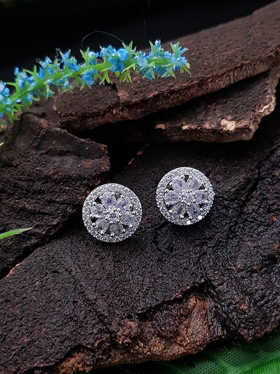 

GRIIHAM White Contemporary Studs Earrings
