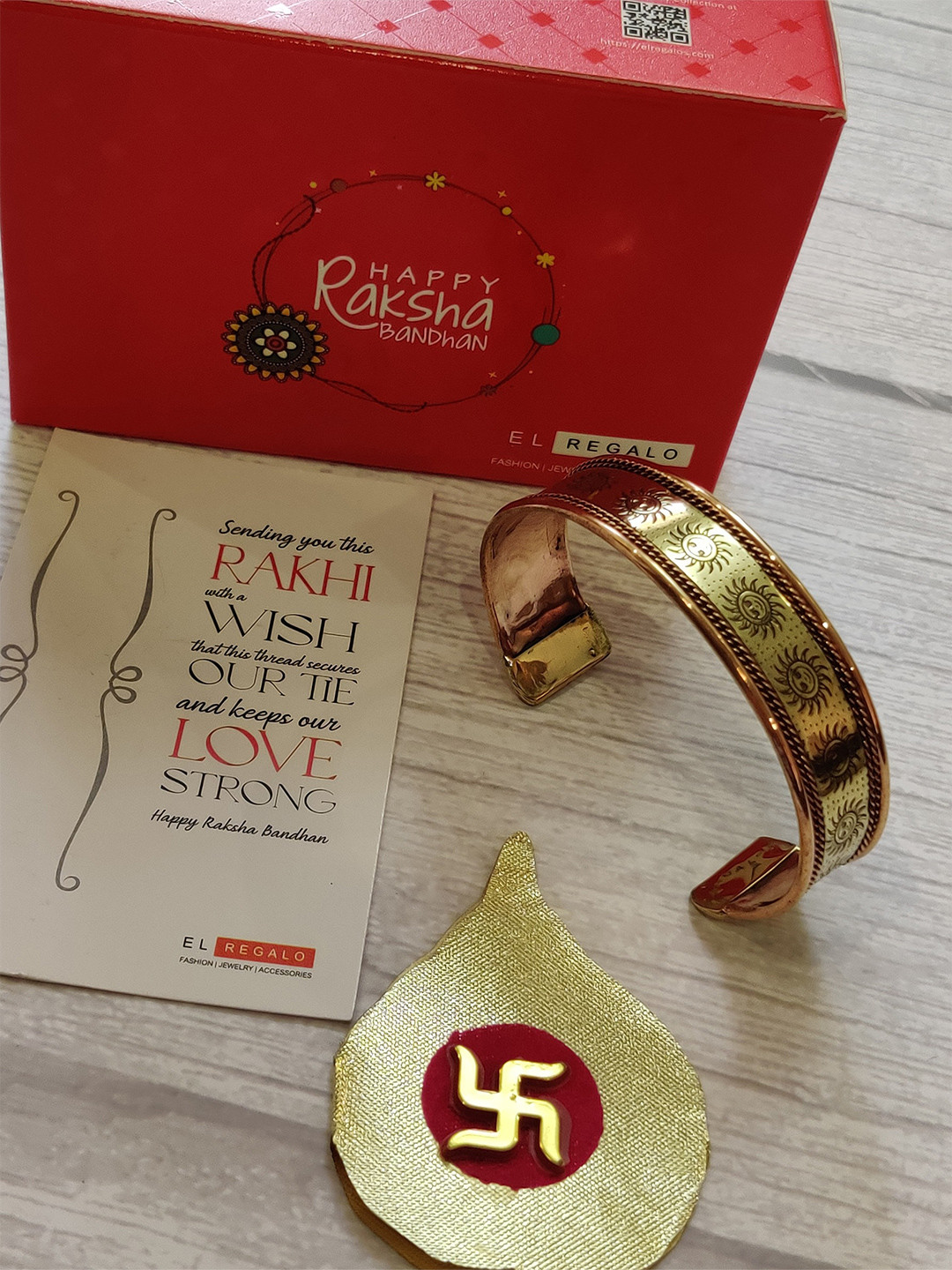 

EL REGALO Gold-Toned Om Kada Rakhi & Greeting Card Set