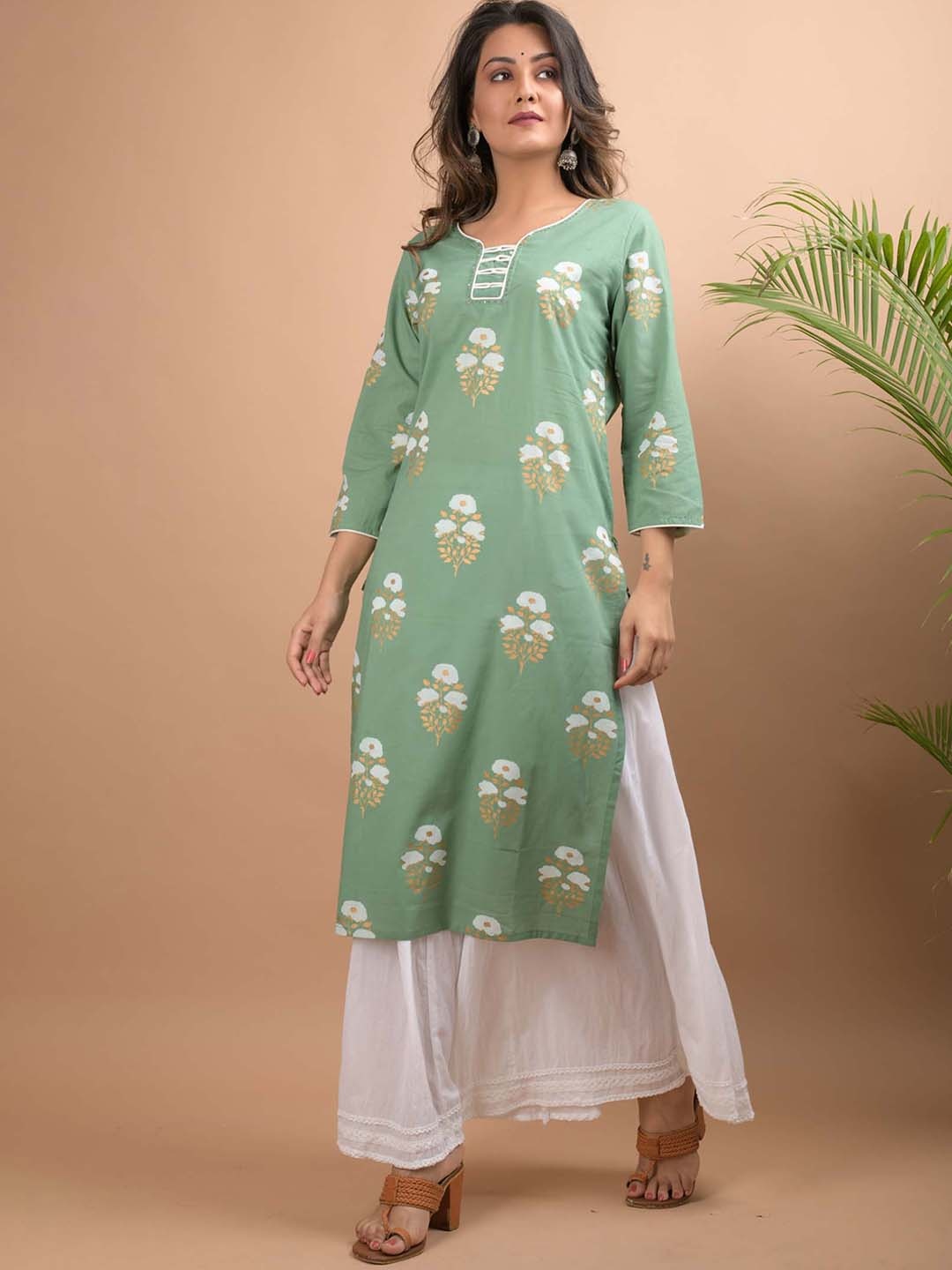 

KAAJH Women Green Floral Printed Flared Sleeves Gotta Patti Floral Kurta