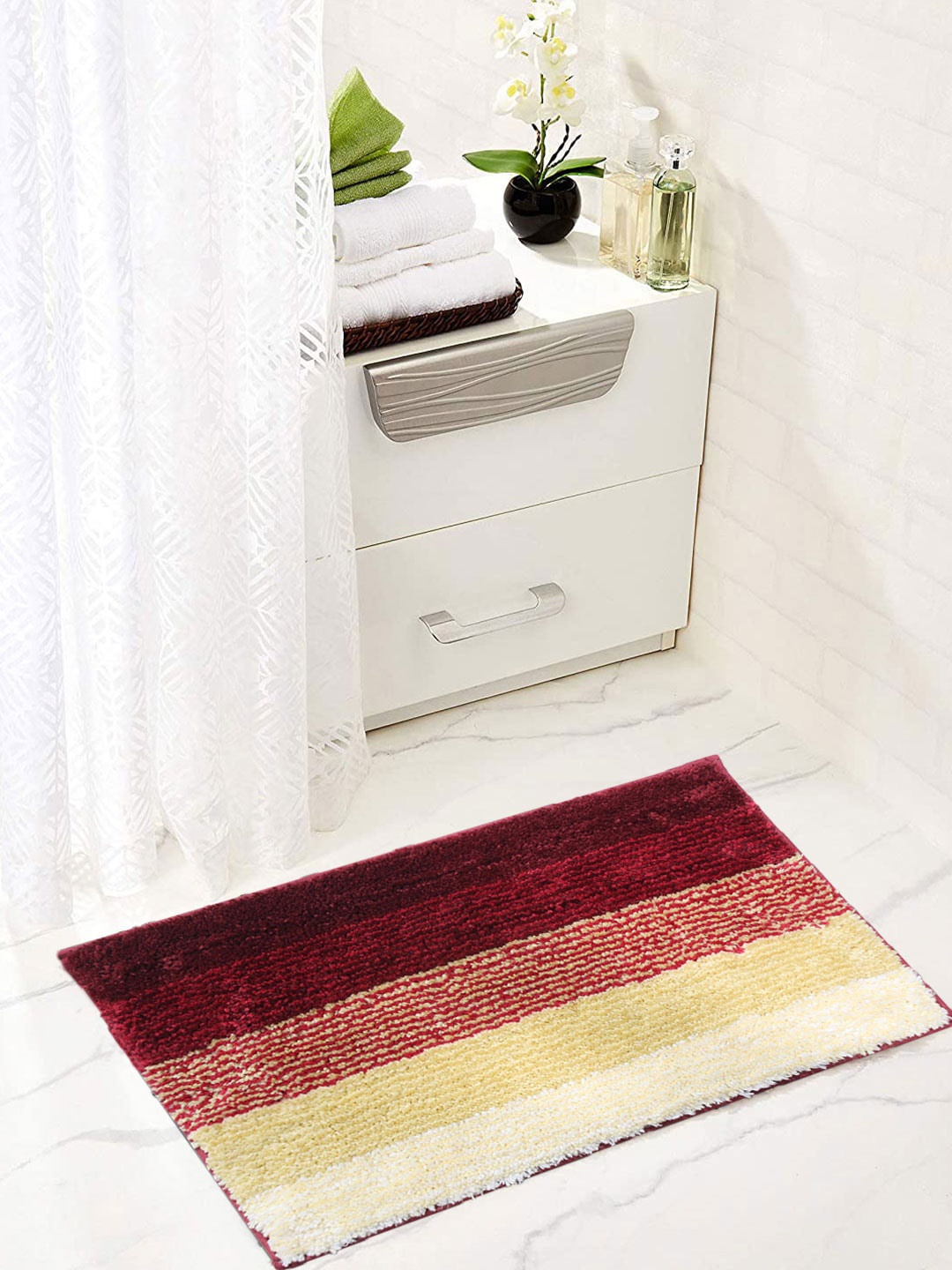 

LUXEHOME INTERNATIONAL Set Of 2 Red & Yellow Striped 1600 GSM Bath Rugs