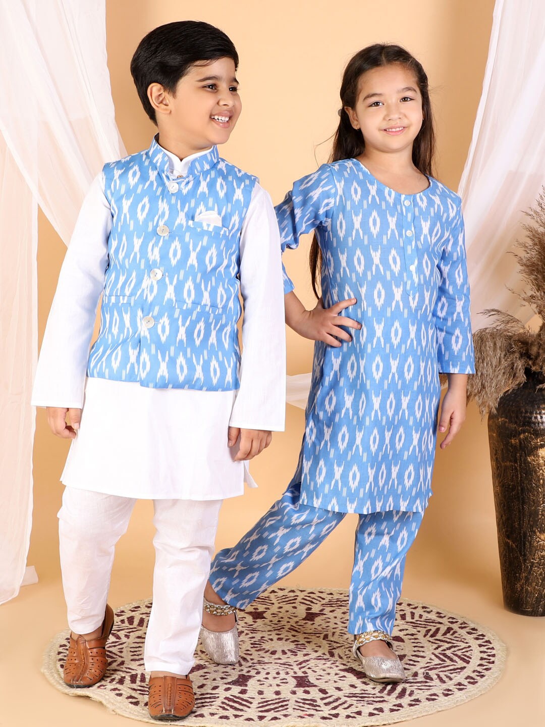 

VASTRAMAY Boys White Ethnic Motifs Kurta with Pyjama With Ikat Printed Nehru Jacket