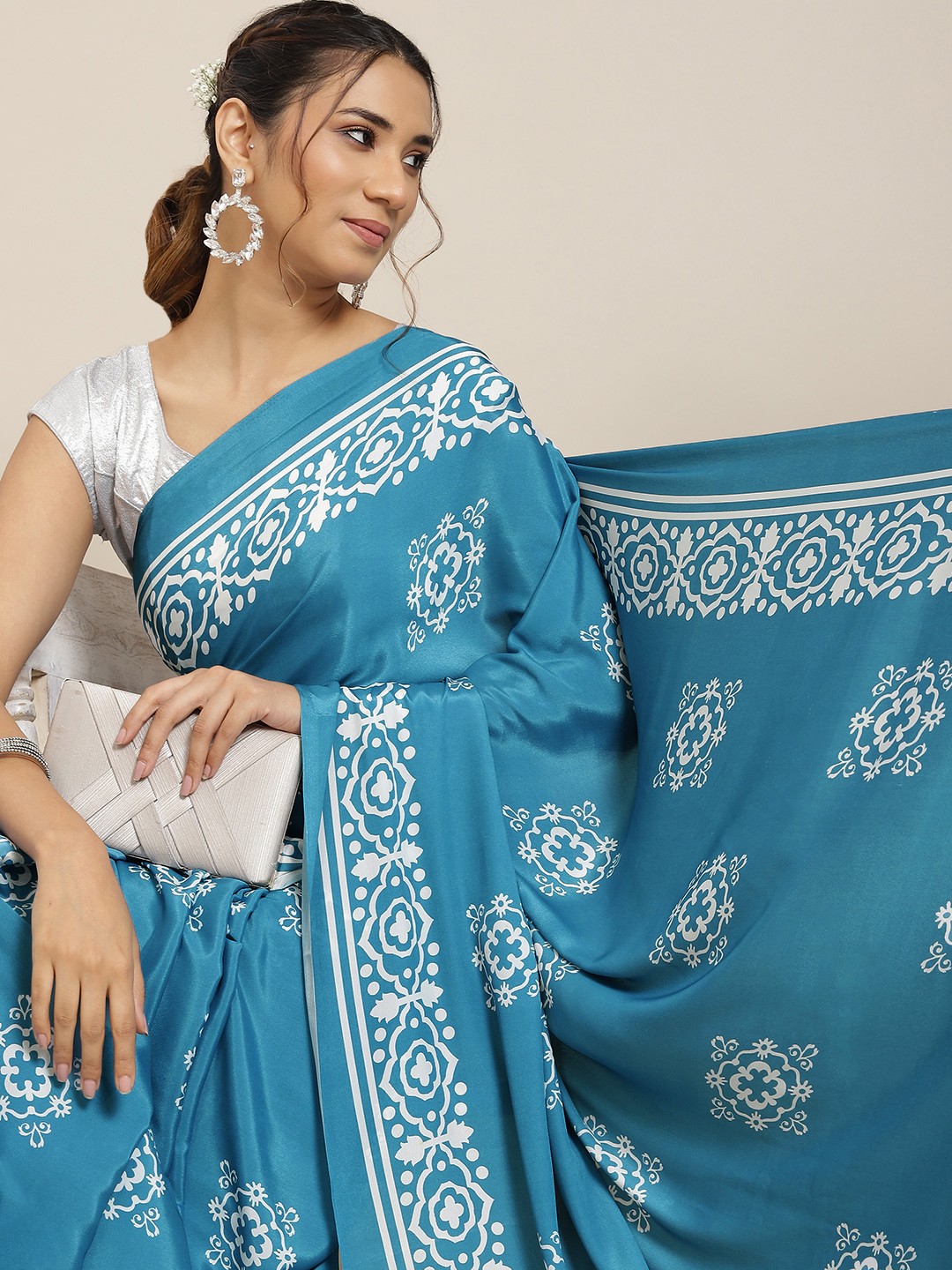 

Havida Sarees Blue & White Ethnic Motifs Pure Silk Saree