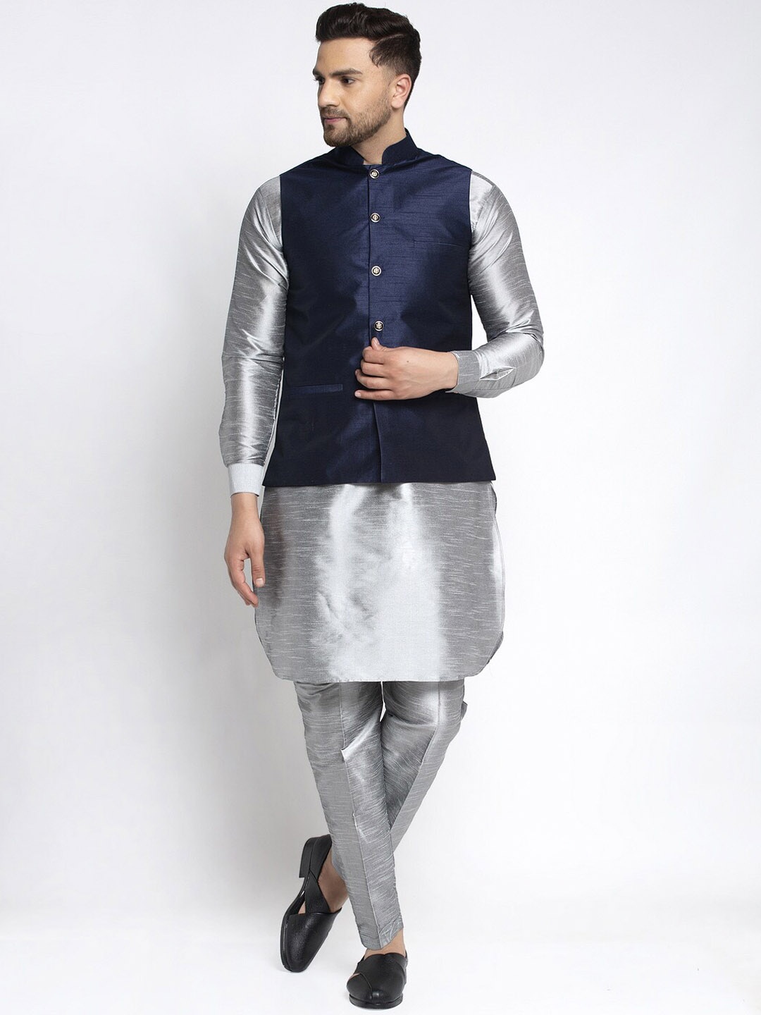 

Kaifoo Men Silver-Toned Kurta with Churidar