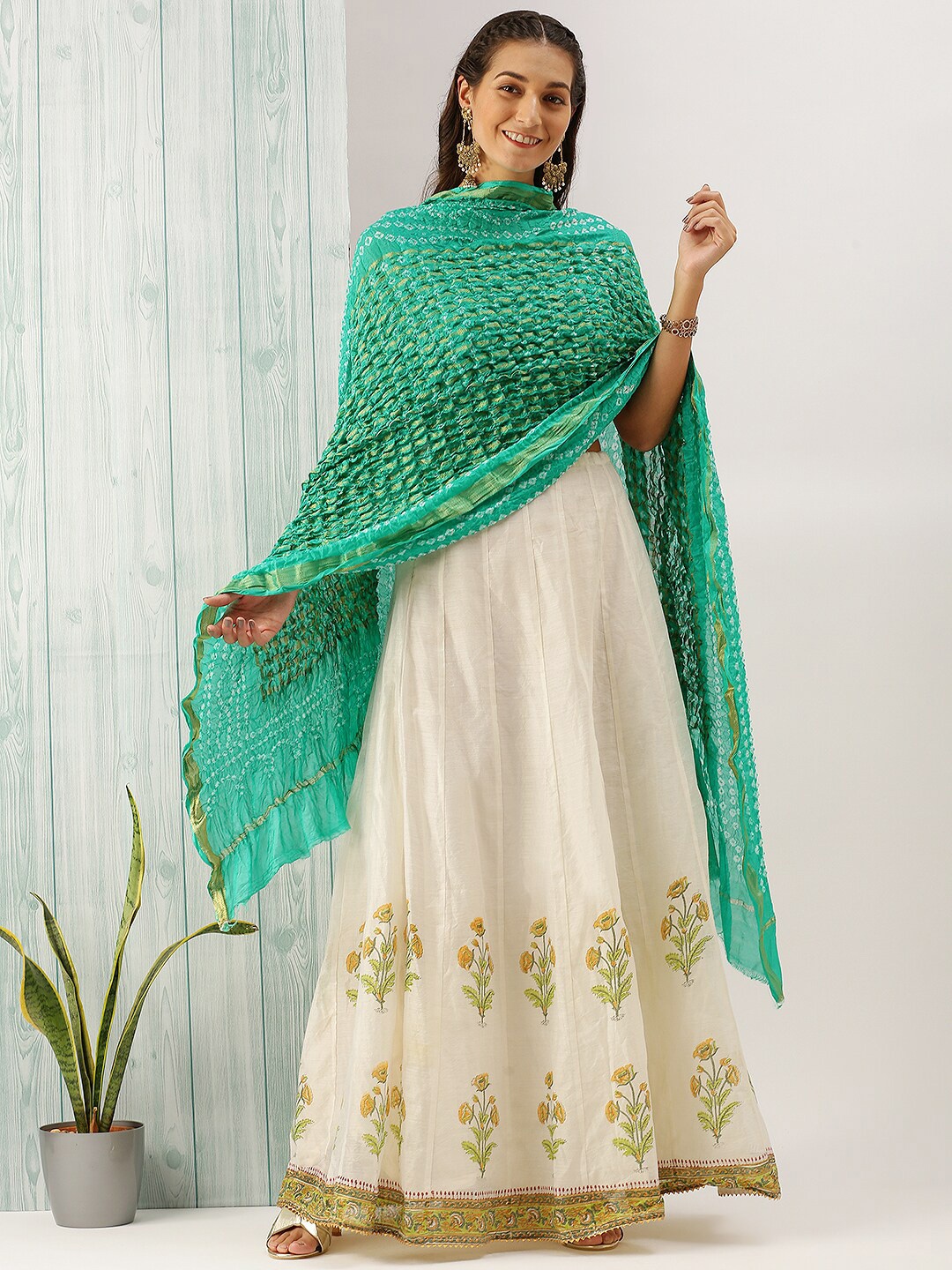 

Sanwara Green & Gold-Toned Woven Design Pure Silk Dupatta with Zari