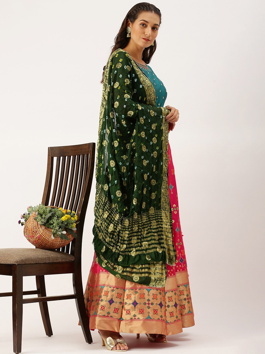 

Sanwara Green & Gold-Toned Woven Design Pure Silk Dupatta with Zari