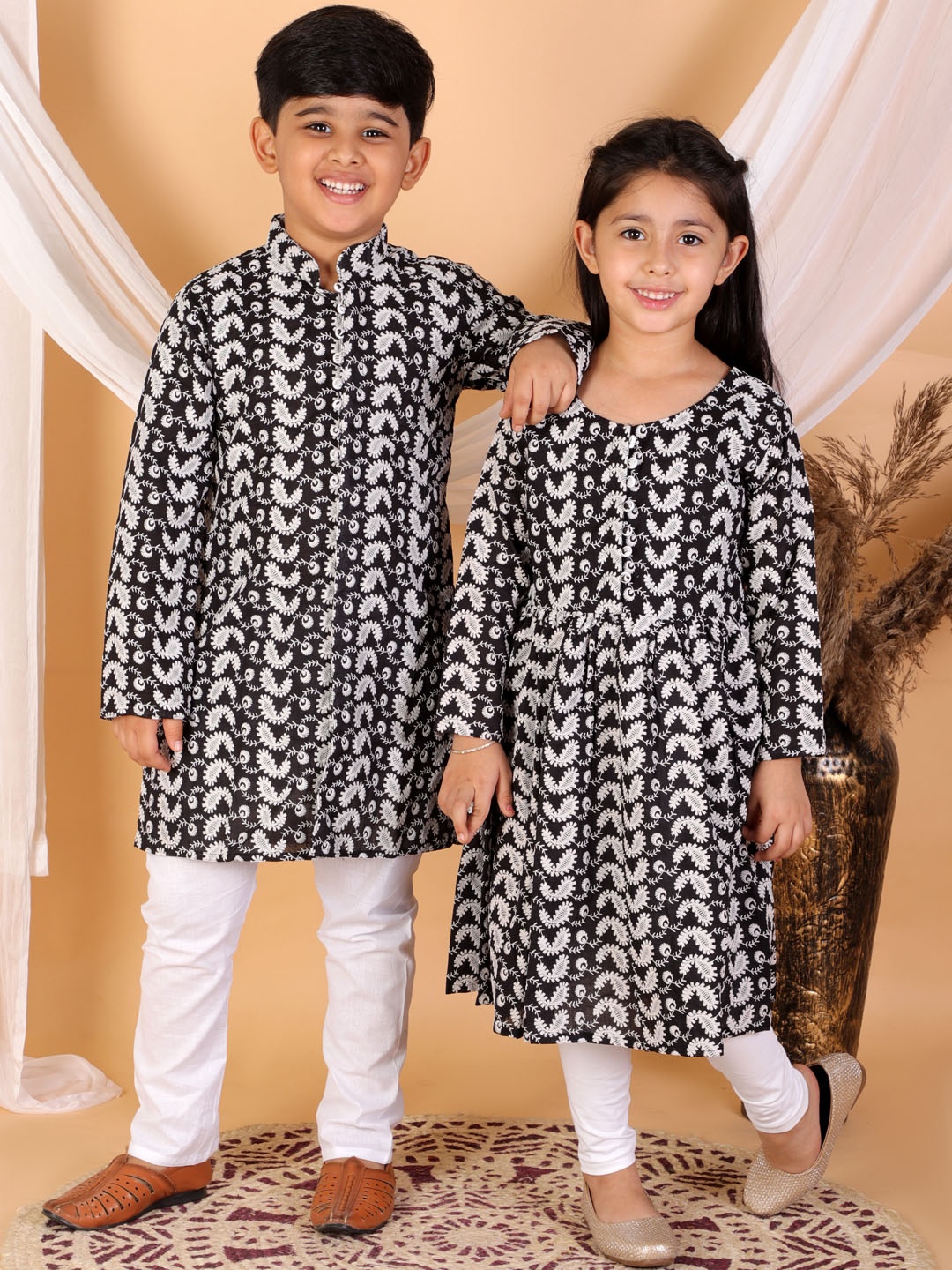 

VASTRAMAY Girls Black Printed Pleated Chikankari Pure Cotton Kurta & Leggings