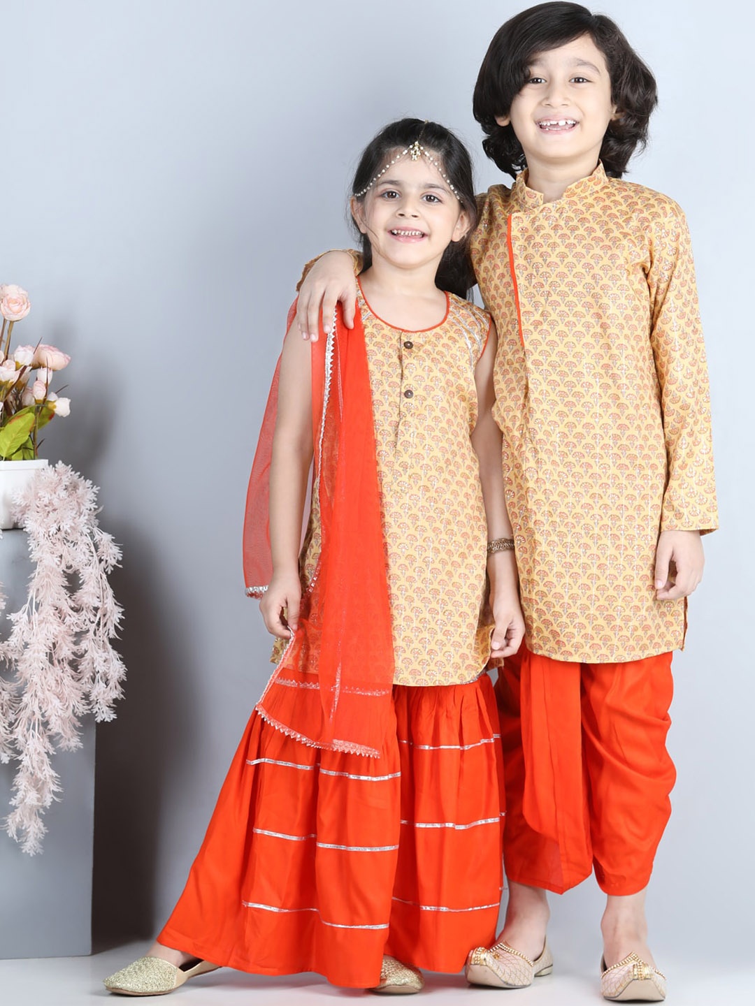 

Kinder Kids Girls Orange Ethnic Motifs Embroidered Pure Cotton Kurta with Palazzos & With Dupatta