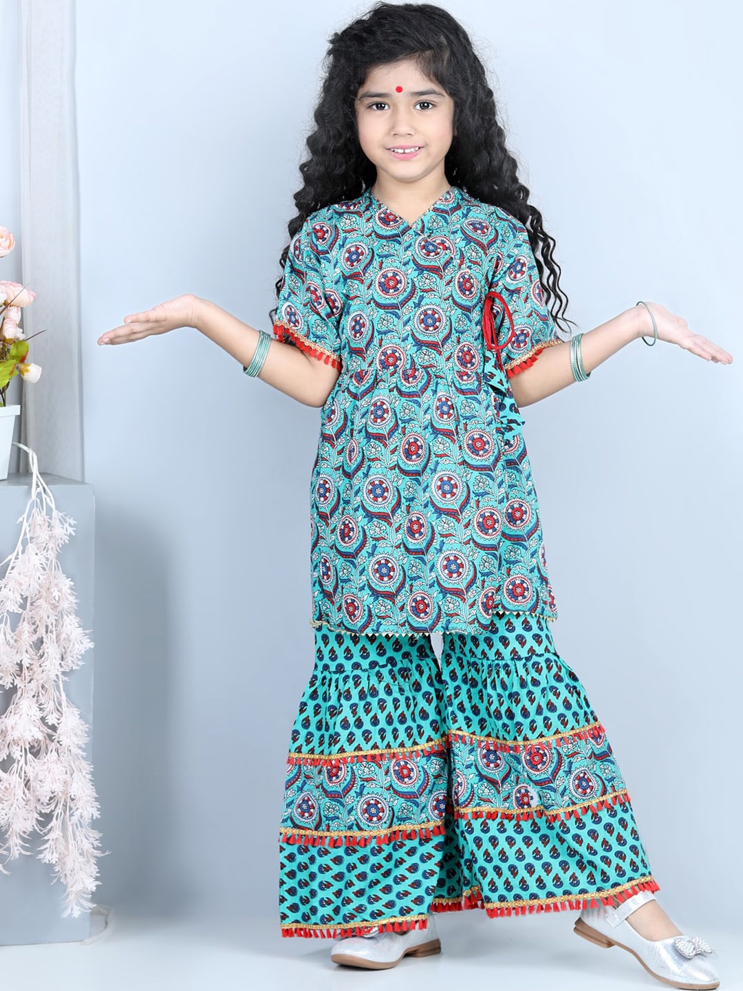 

Kinder Kids Girls Green Floral Printed Pure Cotton Kurti with Palazzos