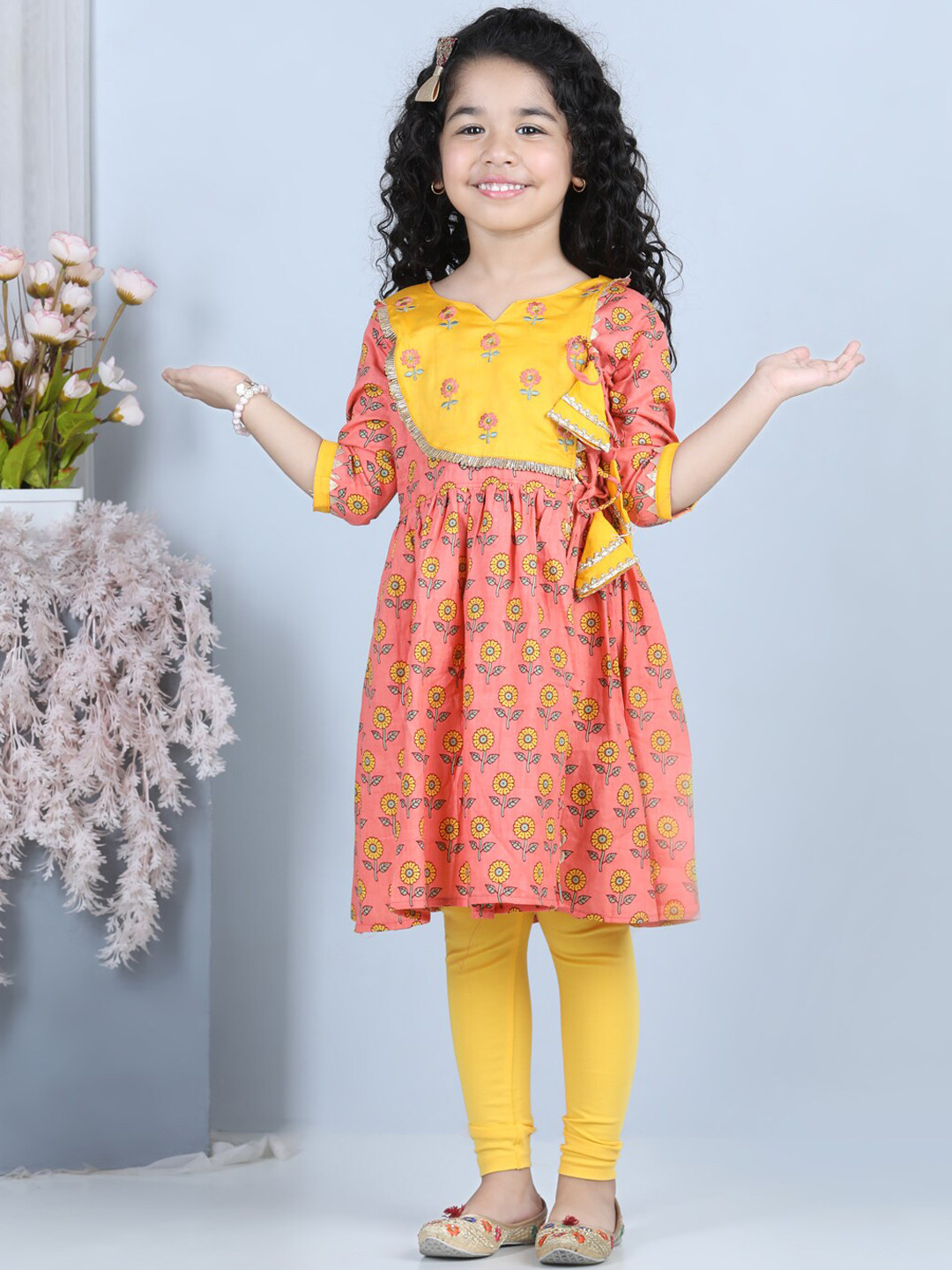 

Kinder Kids Girls Peach-Coloured Printed Pure Cotton Kurta with Churidar & With Dupatta
