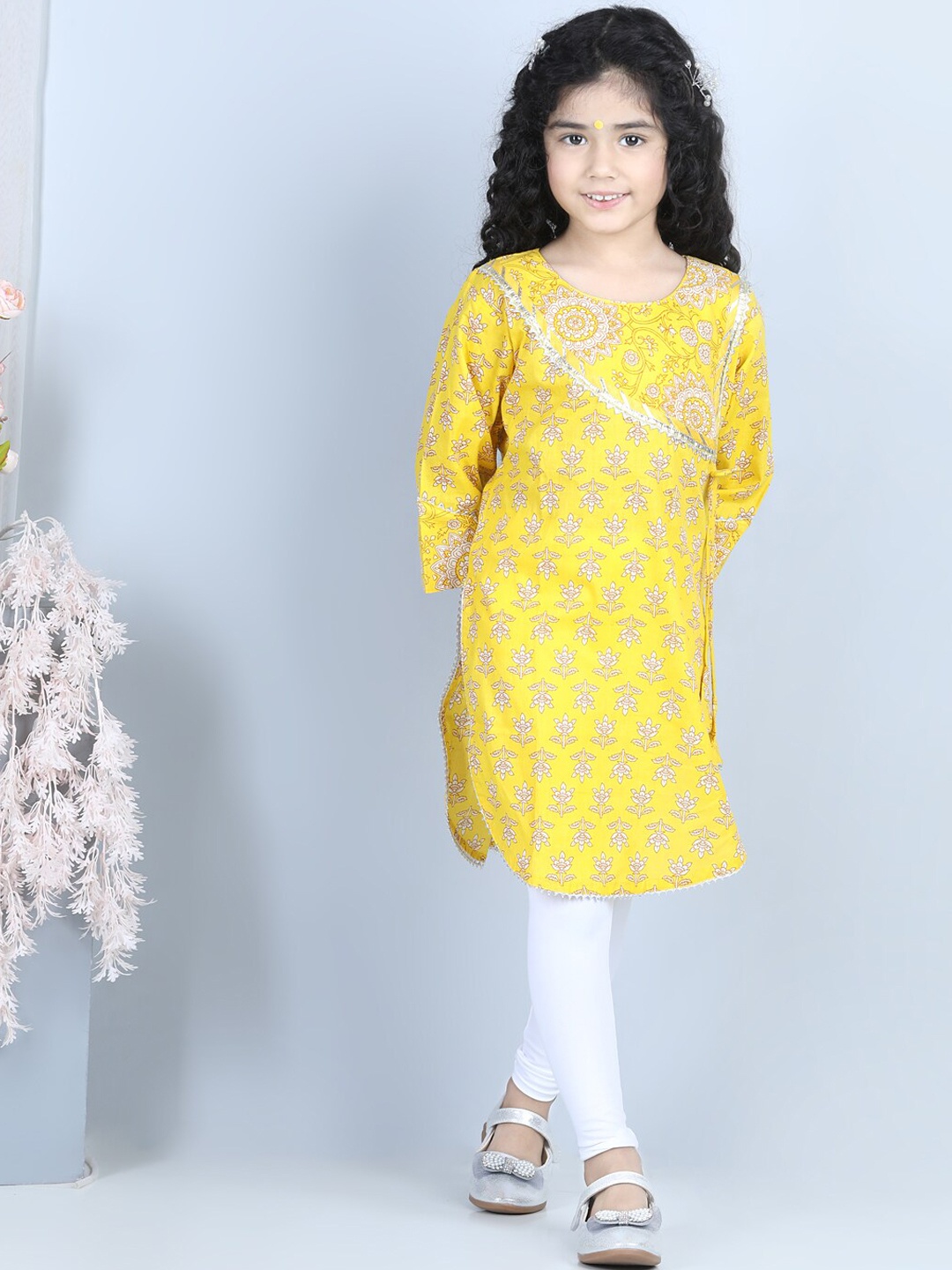 

Kinder Kids Girls Yellow Floral Printed Pure Cotton Kurta with White leggings