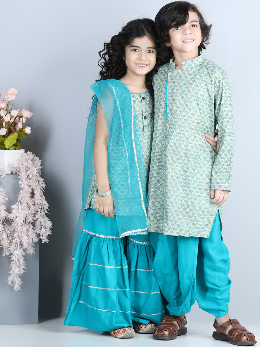 

Kinder Kids Girls Blue Embroidered Pure Cotton Kurta with Salwar & With Dupatta