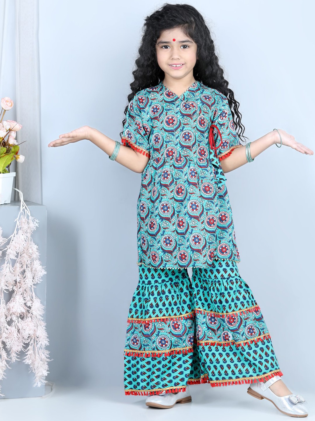 

Kinder Kids Girls Green Floral Printed Pure Cotton Kurti with Palazzos