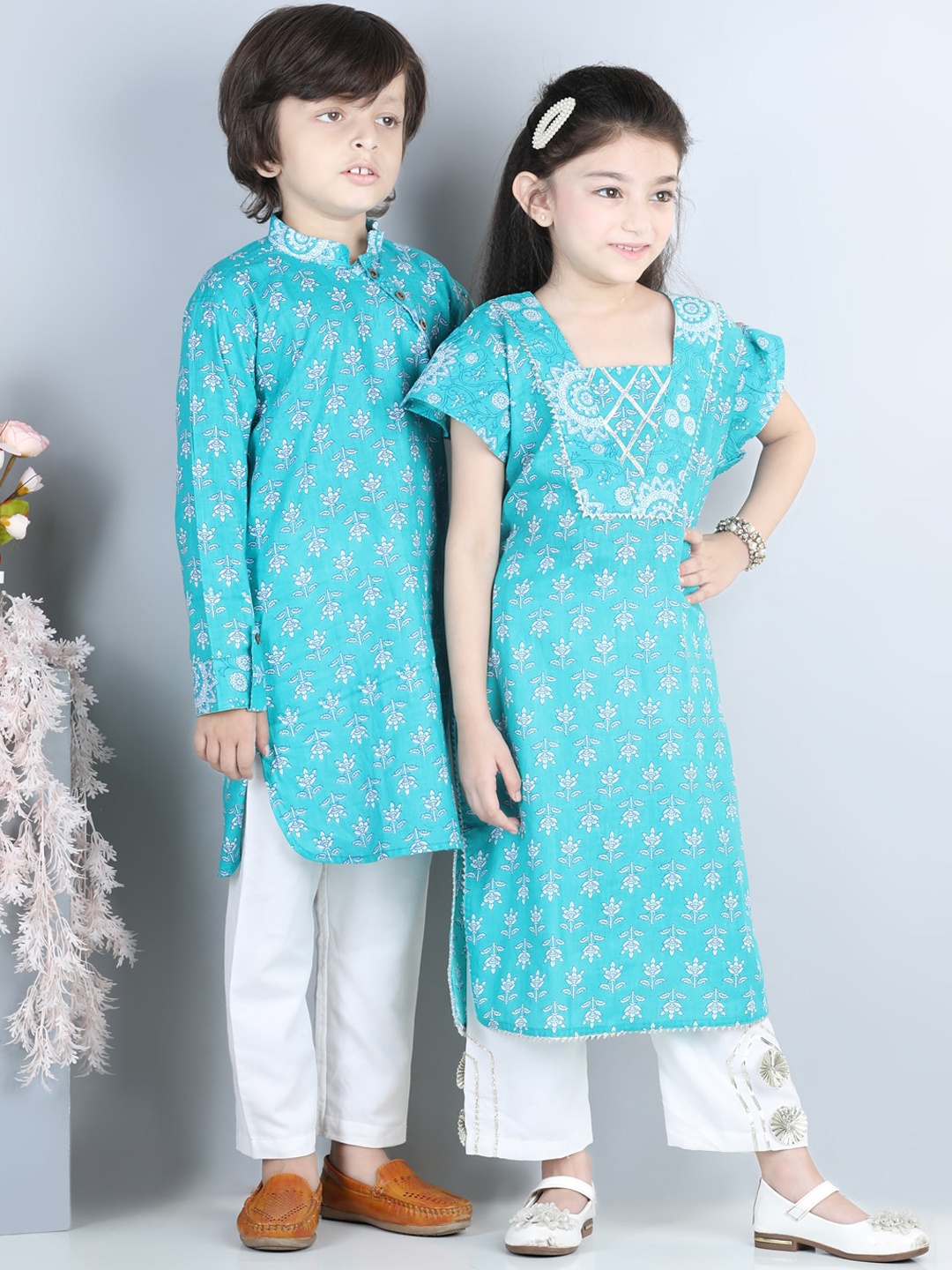 

Kinder Kids Girls Blue Ethnic Motifs Printed Pure Cotton Kurta with Trousers
