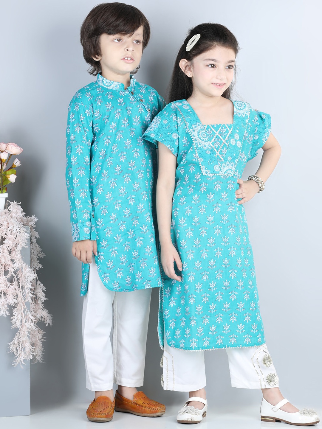 

Kinder Kids Girls Blue Ethnic Motifs Printed Pure Cotton Kurta with Trousers