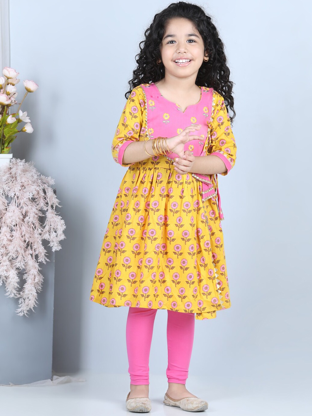 

Kinder Kids Girls Yellow Floral Printed Pure Cotton Kurta with Churidar