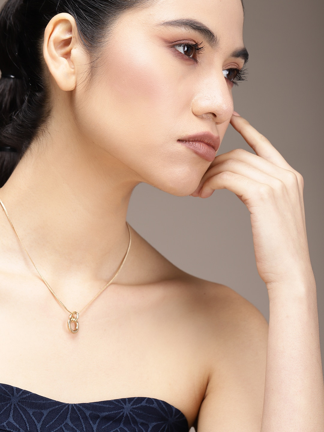 

bebe Women Gold-Toned Single Layer Necklace With Pendant