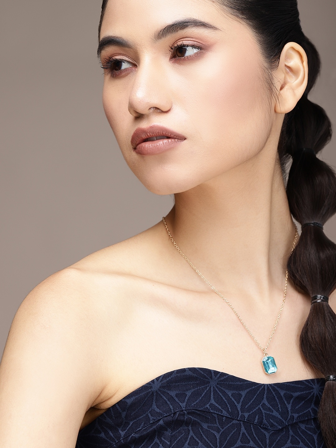 

bebe Women Gold-Toned Single Layer Necklace With Pendant