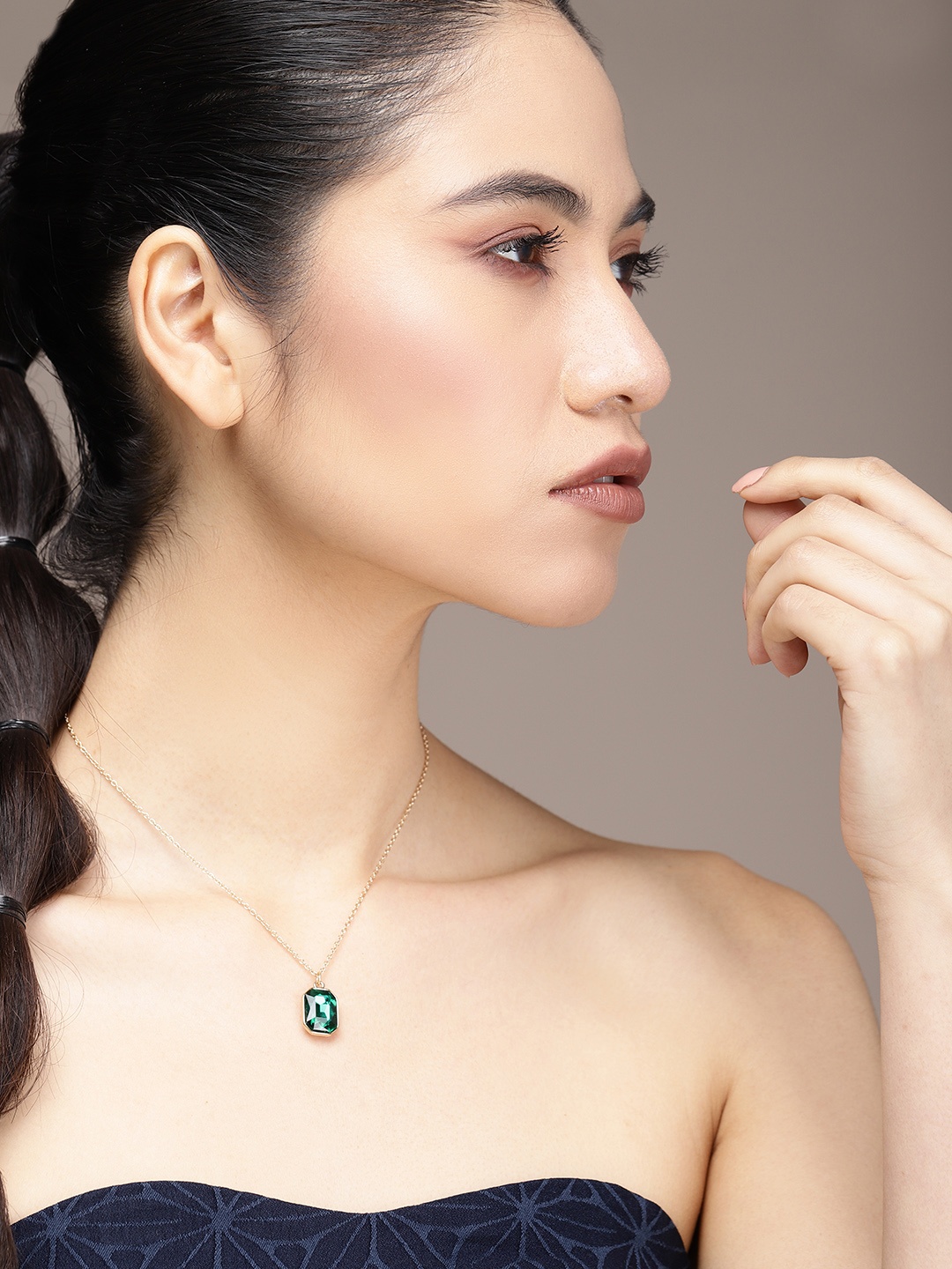

bebe Women Gold-Toned & Green Chain