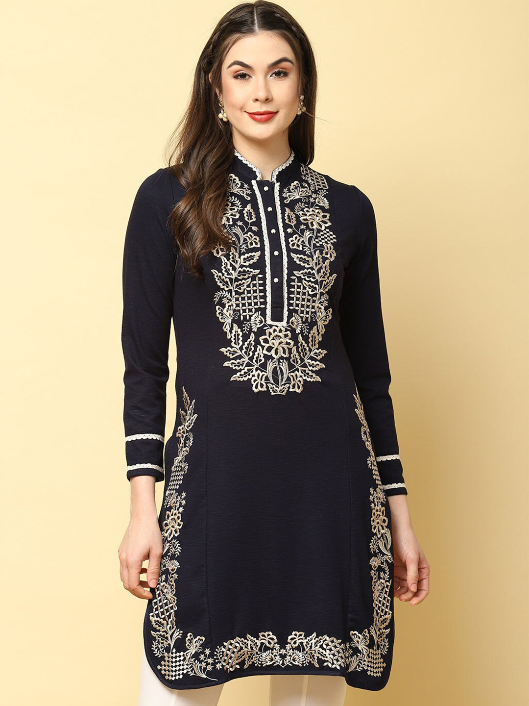

Lakshita Blue & White Floral Thread Work Thread Work Kurti