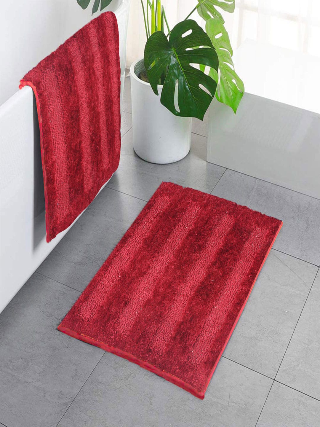 

LUXEHOME INTERNATIONAL Set of 2 Red Striped Doormat