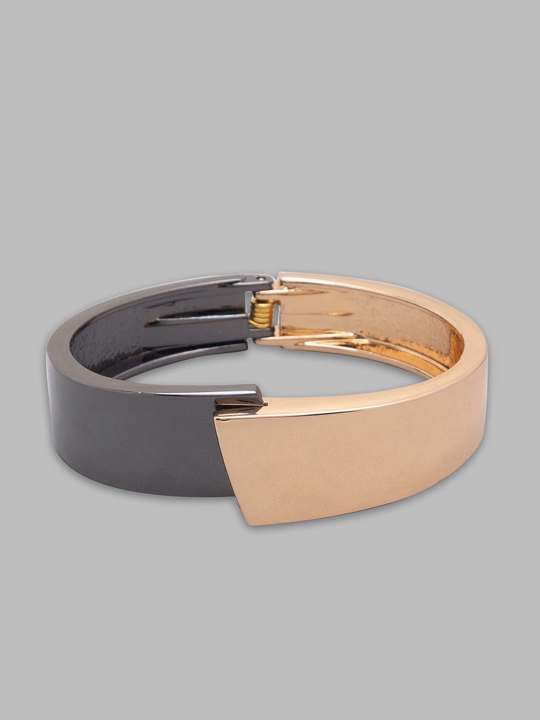 

Globus Women Gold Bracelet