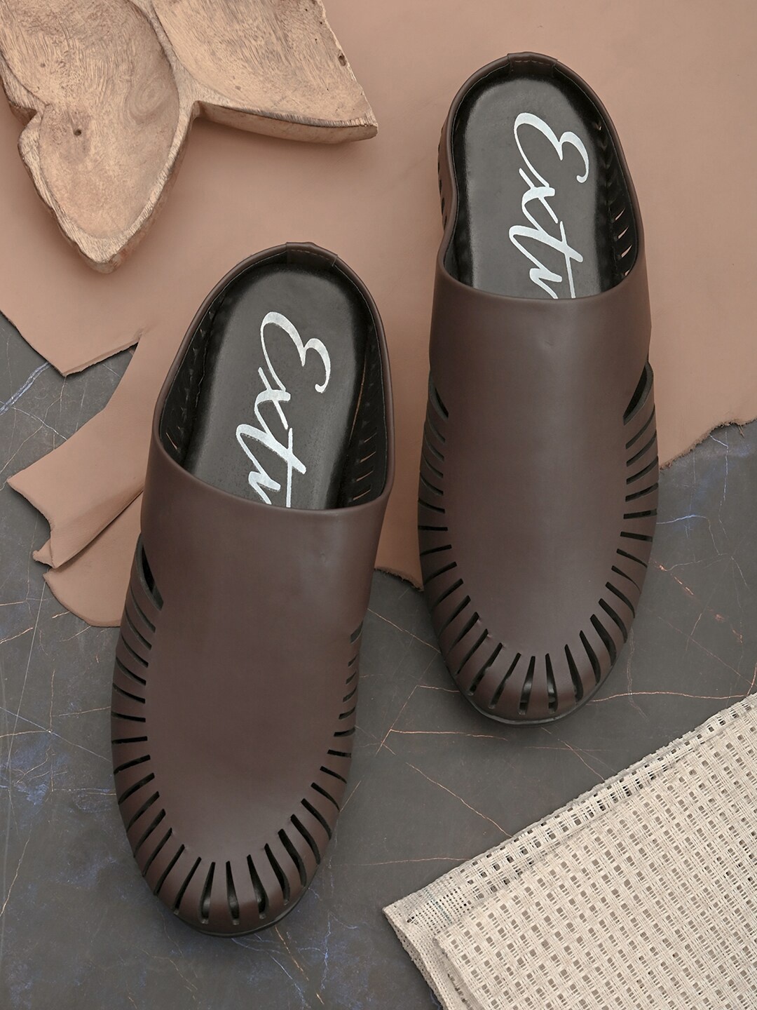 

EXTRIMOS Men Brown Printed Loafers