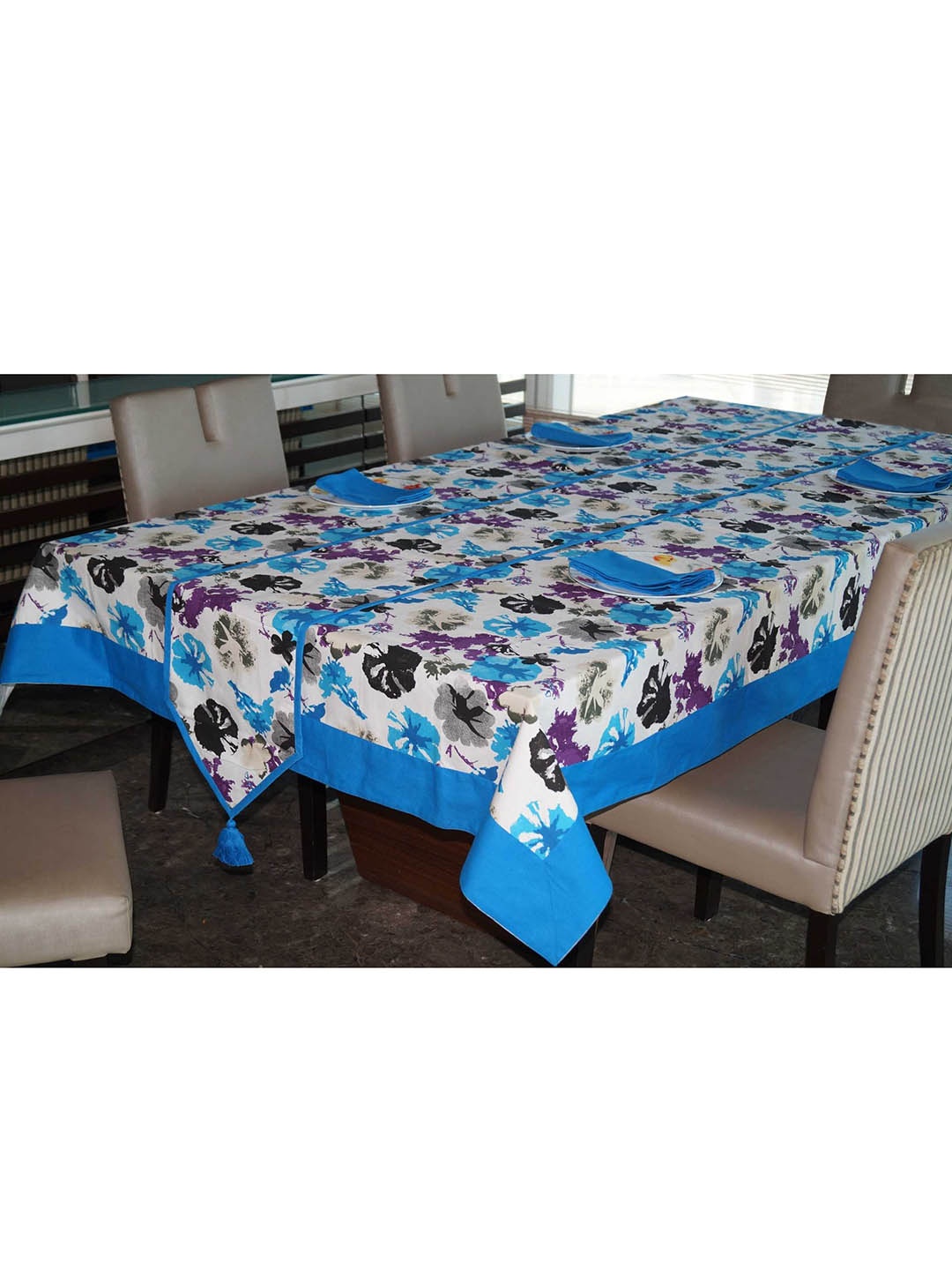 

Lushomes Blue & White Printed 4 Seater Table Linen Set