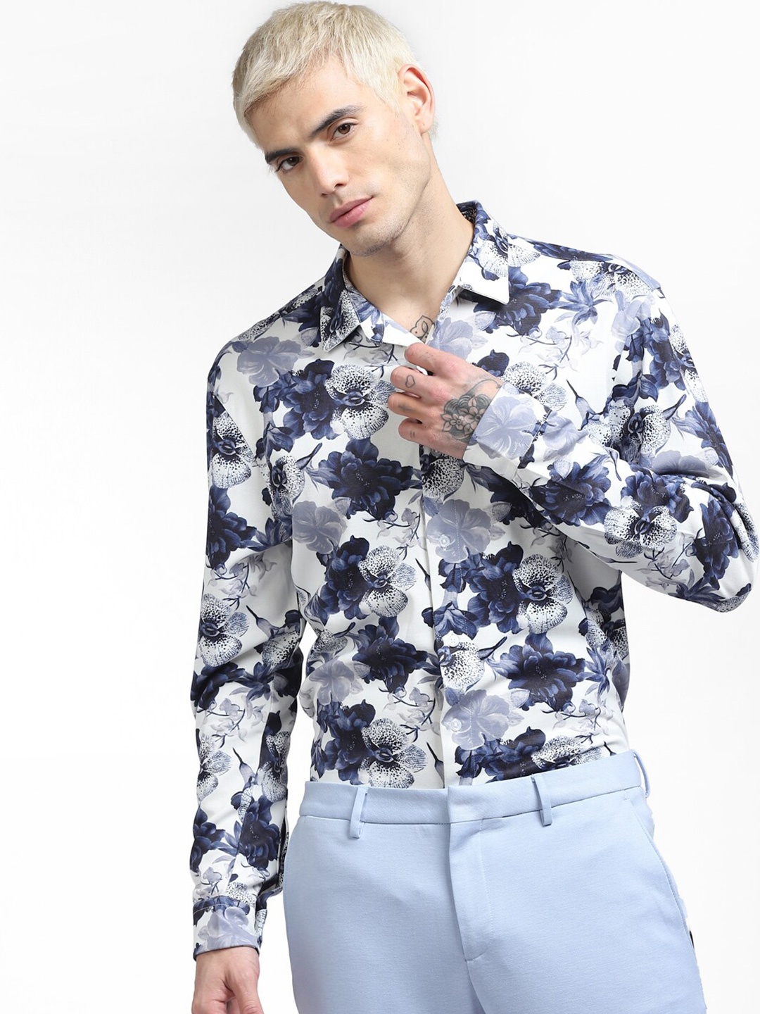 

Jack & Jones Men White and Blue Floral Printed Casual Shirt