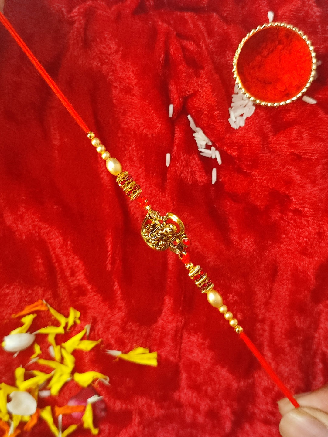 

CRAYTON Men Gold-Toned Red Om Ganesh Studded & Beaded Thread Rakhi