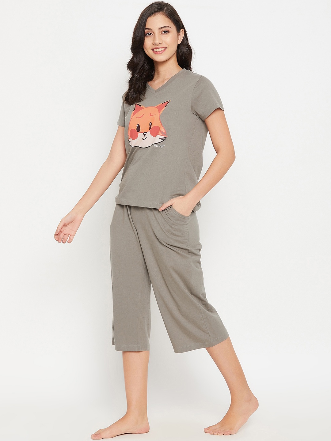 

Clovia Women Grey & Peach-Coloured Printed Night suit