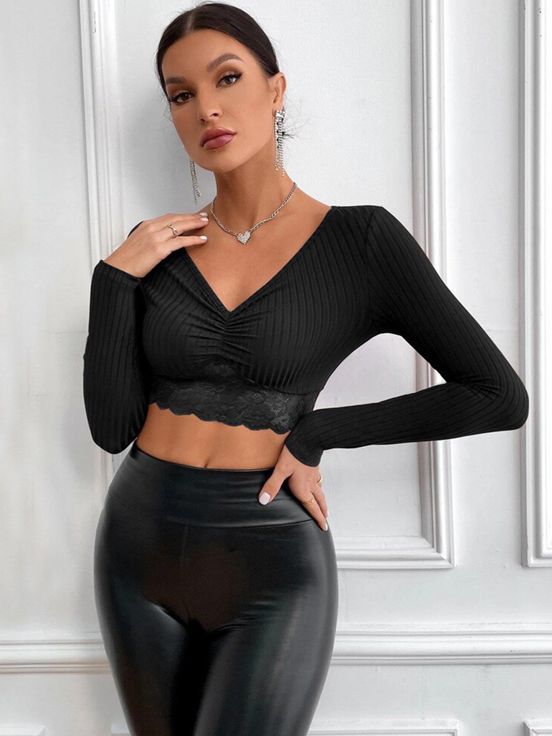 

StyleCast Black Solid V-Neck knitted Crop Top