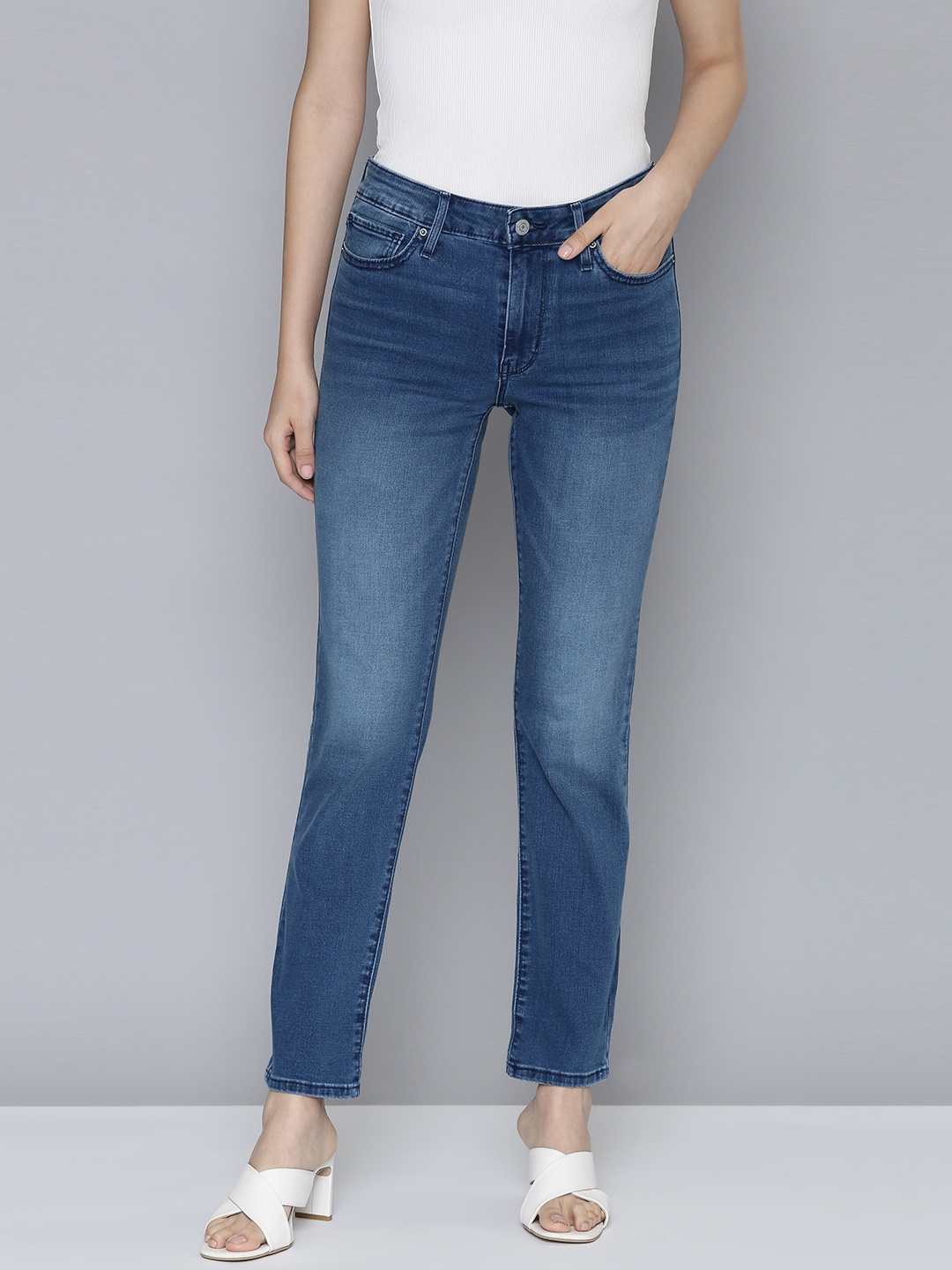

Levis Women 712 Slim Straight Light Fade Mid-Rise Jeans, Blue
