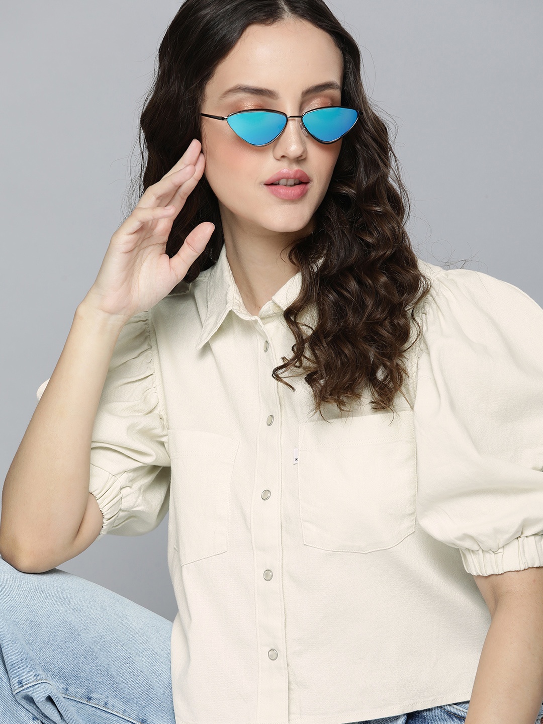 

Levis Women Off White Solid Relaxed Fit Pure Cotton Crop Casual Shirt