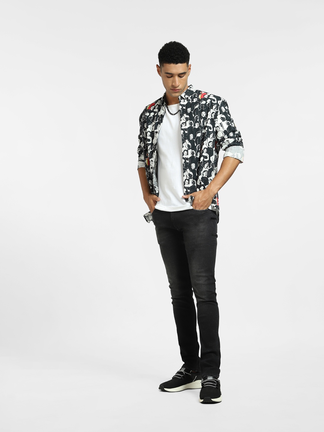 

Jack & Jones Men Black Low-Rise Mildly Distressed Heavy Fade Stretchable Jeans
