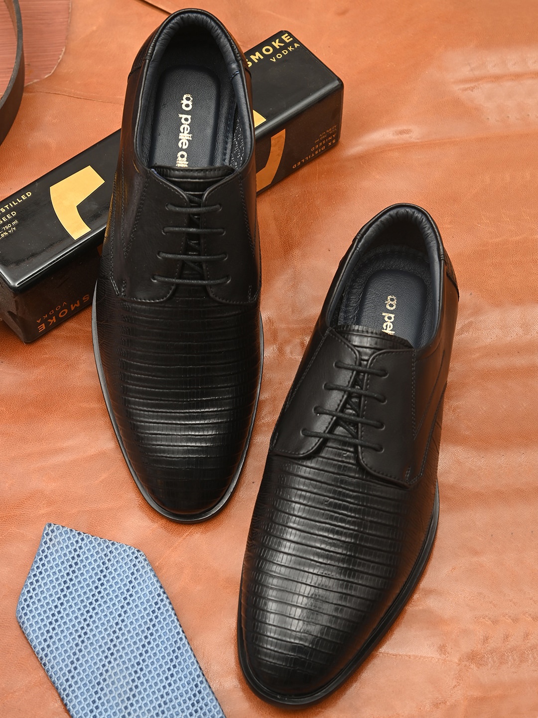 

pelle albero Men Black Textured Formal Derbys