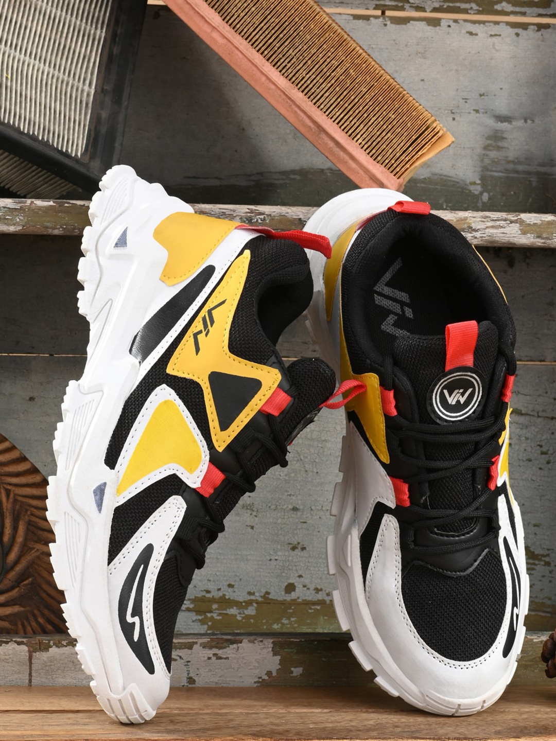 

VIV Men Black Colourblocked Sneakers