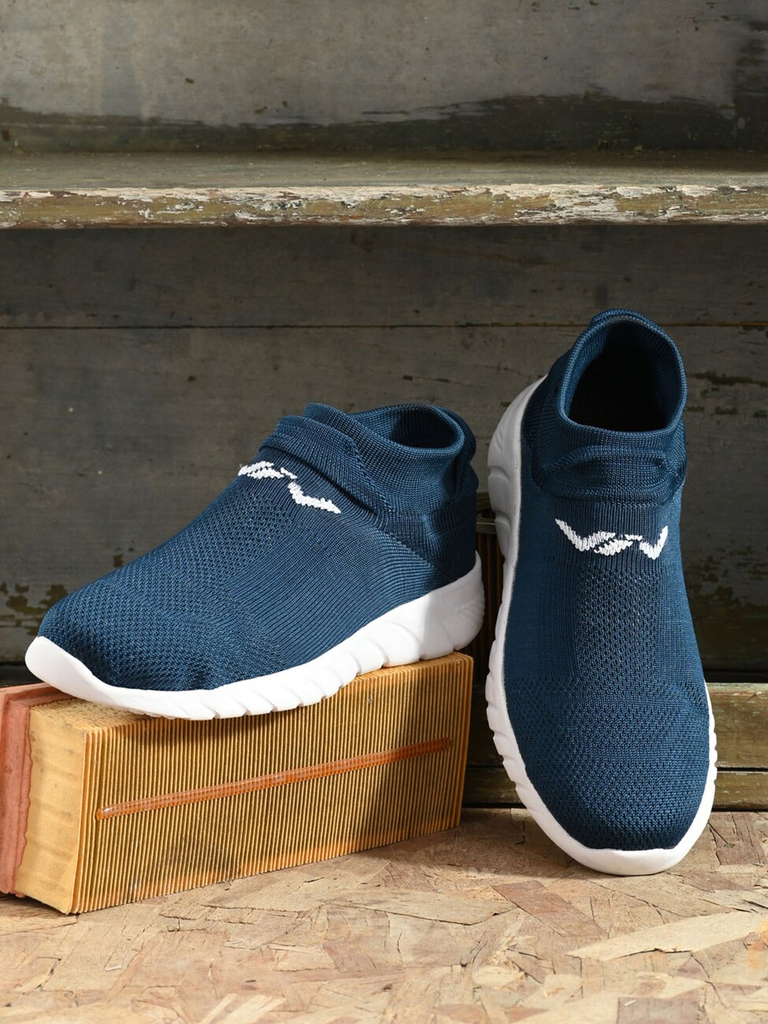 

VIV Men Blue Woven Design Sneakers