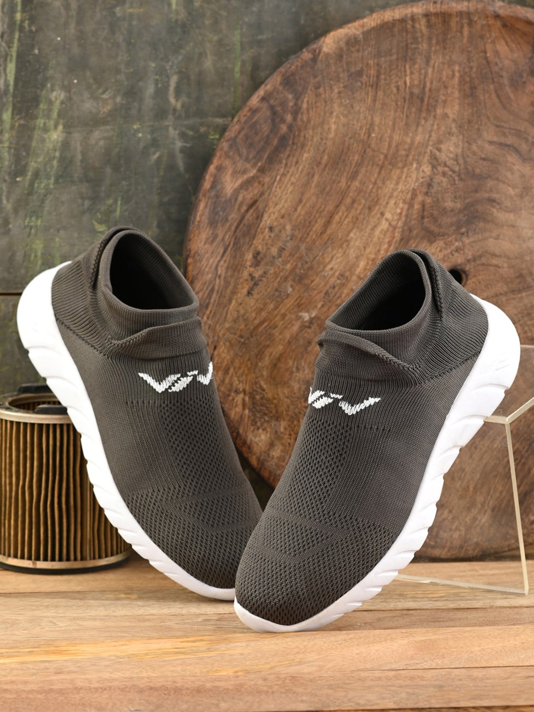 

VIV Men Grey Slip-On Sneakers