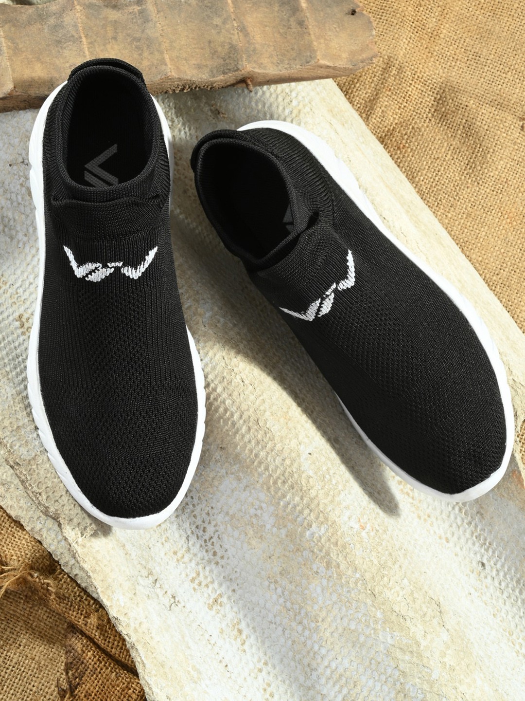 

VIV Men Black Slip-On Sneakers