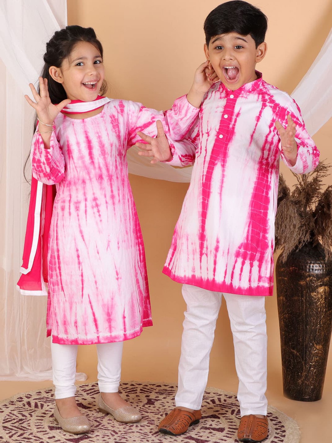 

VASTRAMAY Girls Pink & White Pure Cotton Tie-Dye Kurta Leggings And Dupatta
