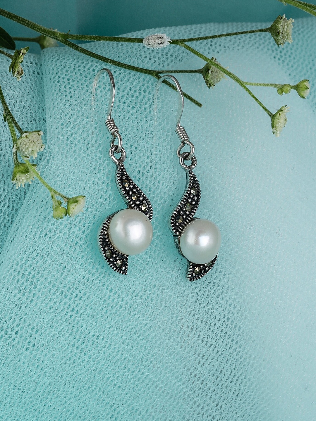 

GIVA 925 Sterling Silver Rhodium Plated Pearl Fish Lock Earring