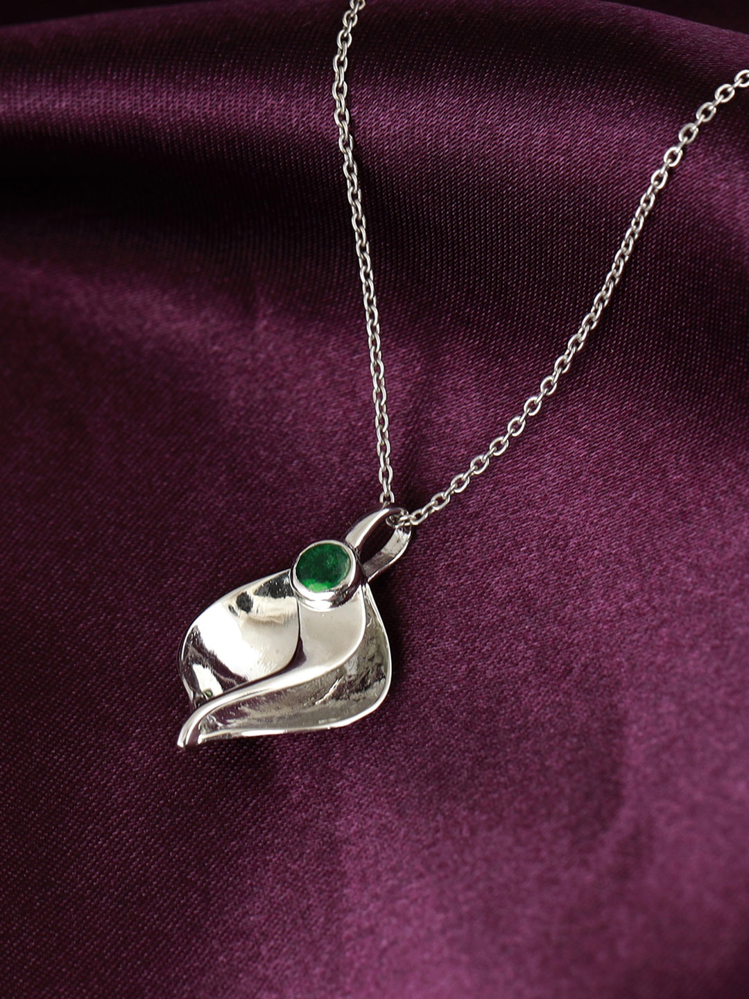 

GIVA 925 Sterling Silver Rhodium Plated Leafy Story Pendant With Link Chain