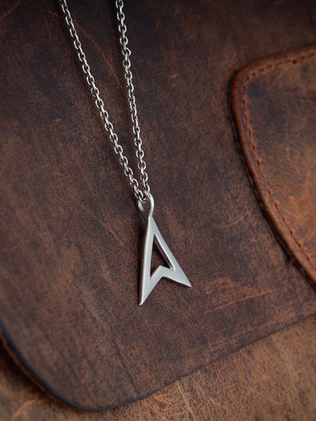 

GIVA Men 925 Sterling Silver Rhodium Plated Arrow Pendant With Link Chain
