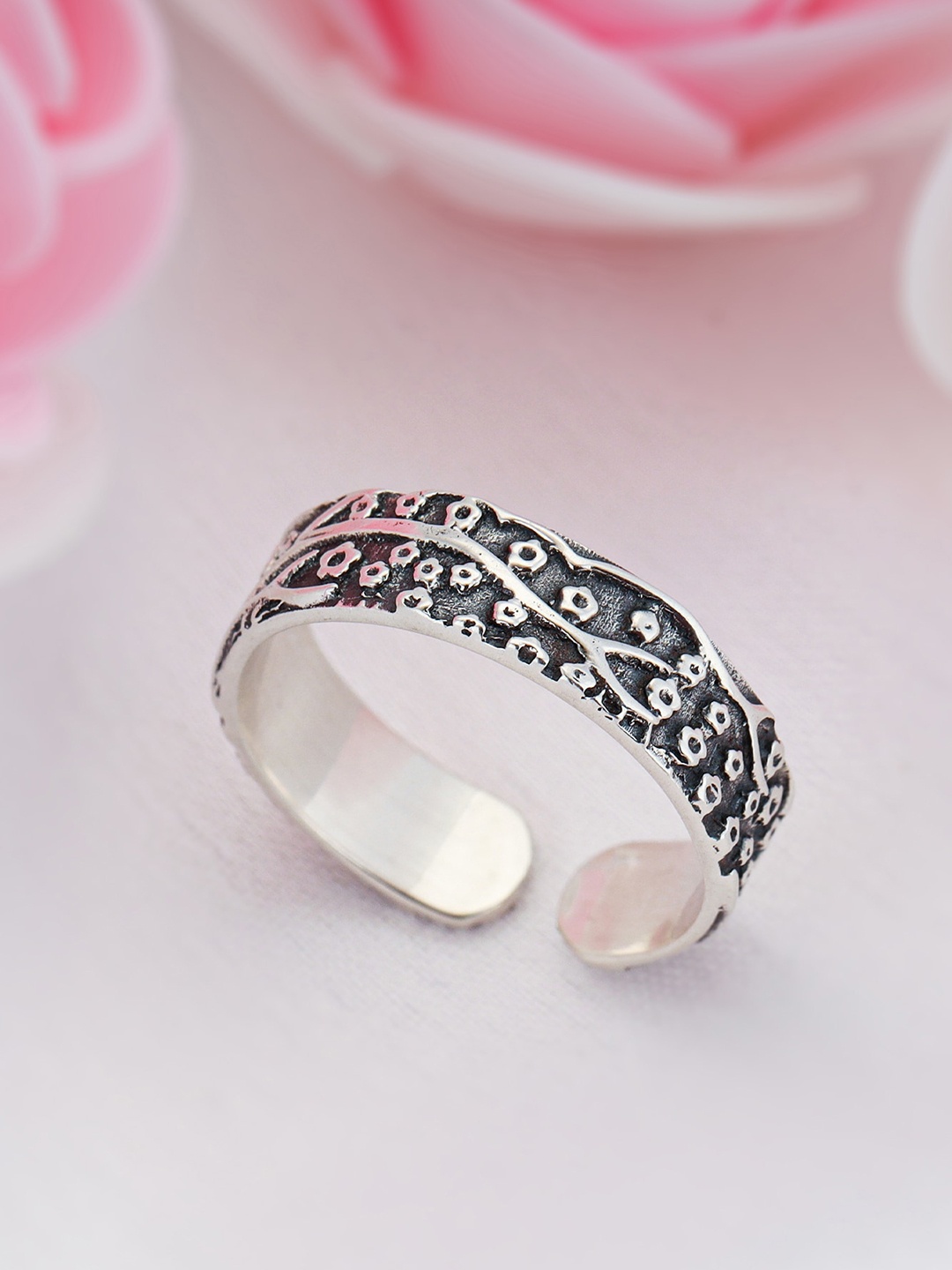 

GIVA Oxidised Silver-Plated Engraved Finger Ring