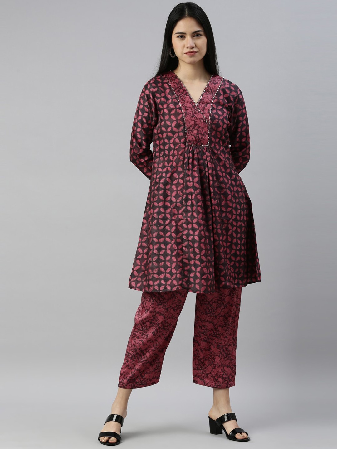 

Neerus Women Magenta Ethnic Motifs Printed Kurta with Trousers