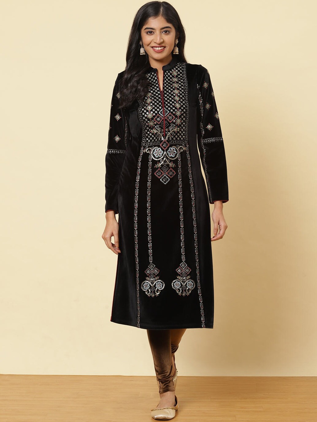 

Lakshita Women Black Floral Embroidered Velvet Kurta