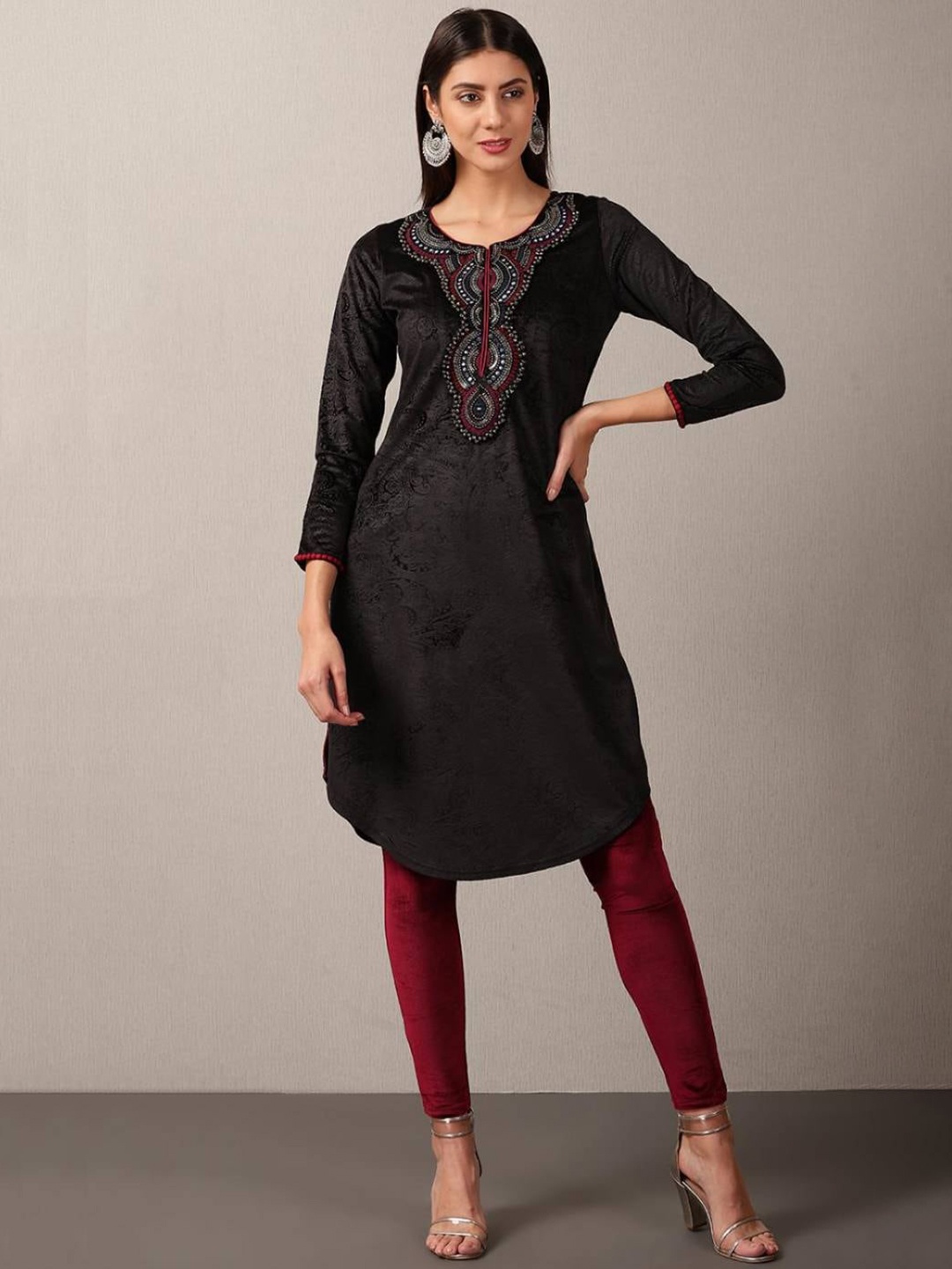 

Lakshita Women Black Embellished Straight Kurta